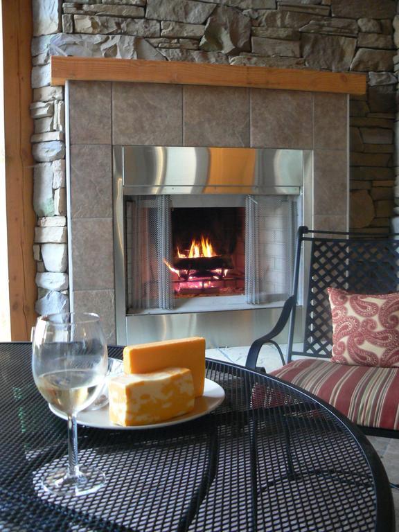 Galiano Oceanfront Inn & Spa Sturdies Bay Екстериор снимка