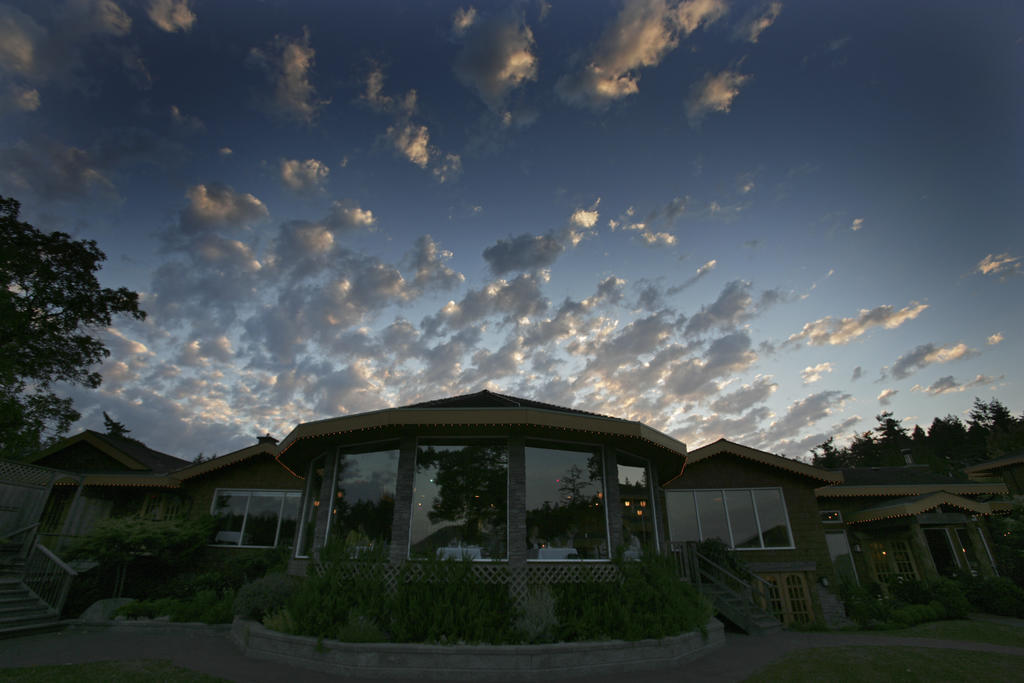 Galiano Oceanfront Inn & Spa Sturdies Bay Екстериор снимка