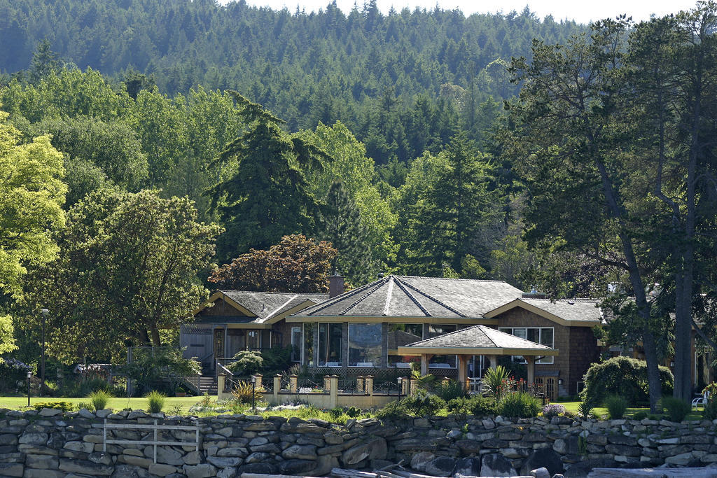 Galiano Oceanfront Inn & Spa Sturdies Bay Екстериор снимка