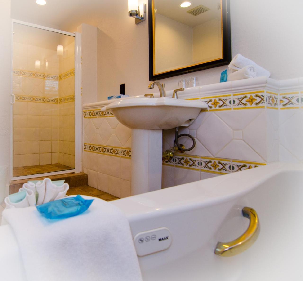 Galiano Oceanfront Inn & Spa Sturdies Bay Екстериор снимка