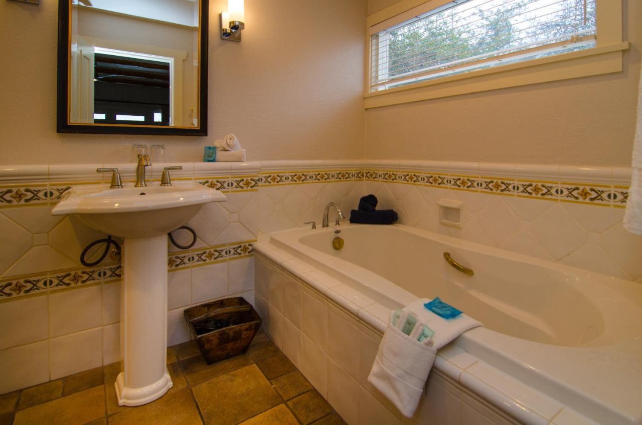 Galiano Oceanfront Inn & Spa Sturdies Bay Екстериор снимка