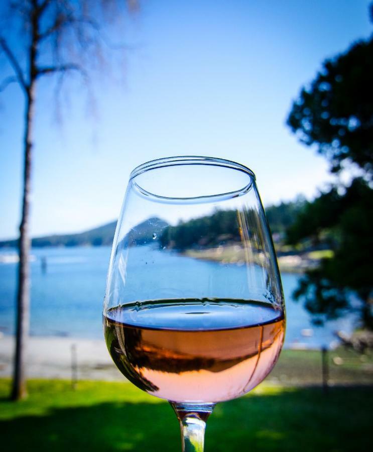 Galiano Oceanfront Inn & Spa Sturdies Bay Екстериор снимка