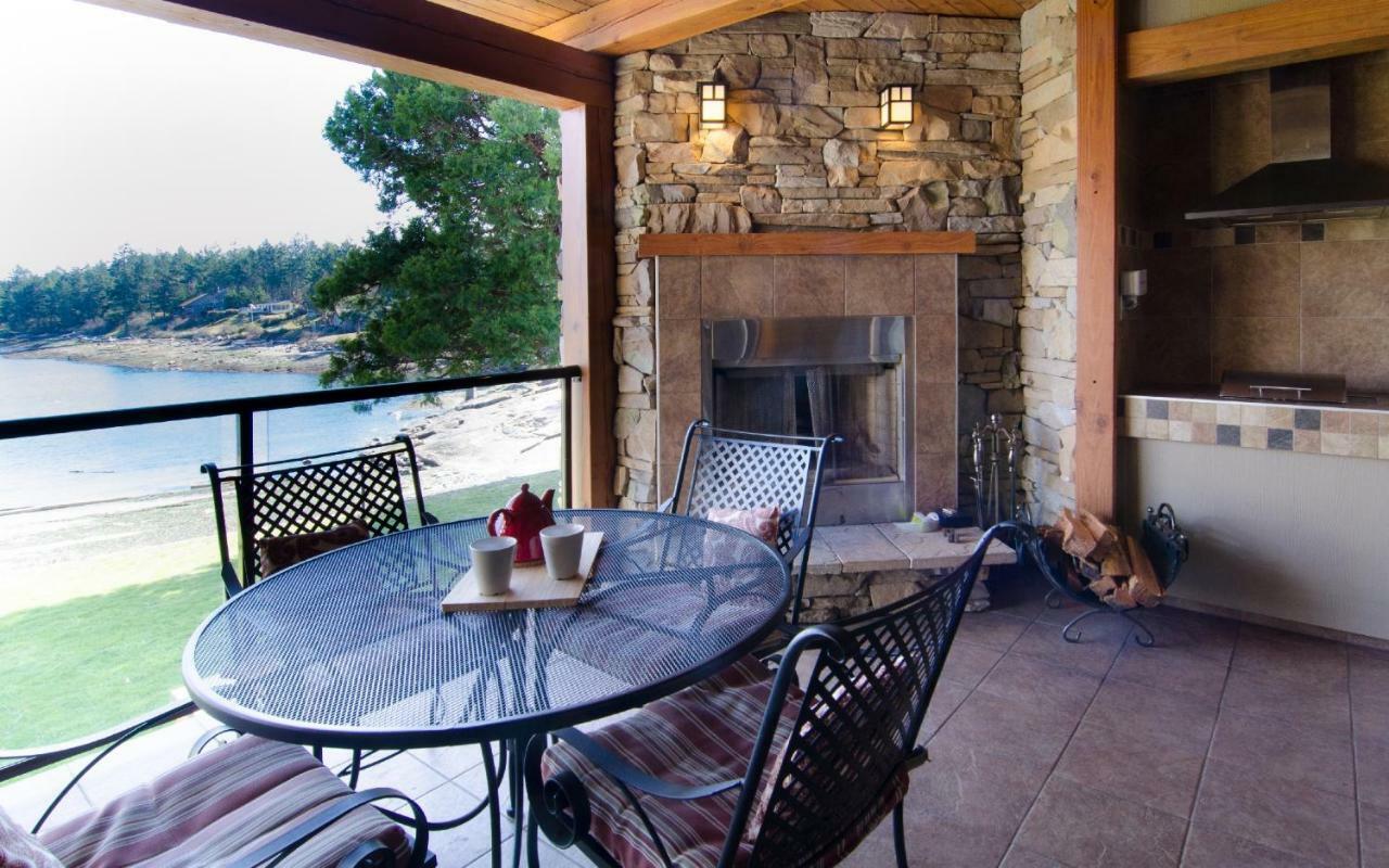 Galiano Oceanfront Inn & Spa Sturdies Bay Екстериор снимка